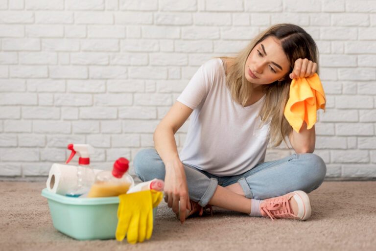 front view tired woman with cleaning supplies cloth Servicios de limpieza