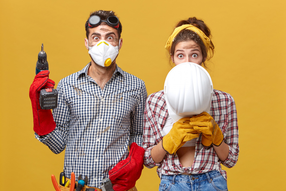 hombre mascara protectora pie taladro mujer escondida casco blanco renovando su piso trabajando juntos usando instrumentos construccion trabajadores construccion mejorando algo habitacion Montador de pladur