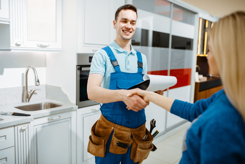 male plumber female customer kitchen Carpintero